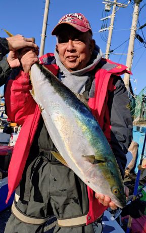 アジ五目船でブリ8.3kg