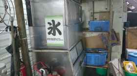 氷は各自で製氷機からクーラーに積込んで下さい。