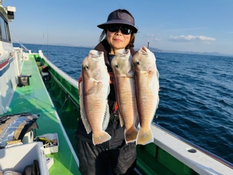 12/8 中山さん、良型揃いに42cm揃えシロアマダイ3尾ゲット♪