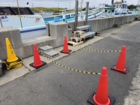 枠内の乗船口にクーラー等を順番にお並べ下さい。